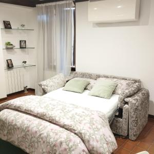 uma cama com duas almofadas num quarto em AL VICOLETTO em Verona