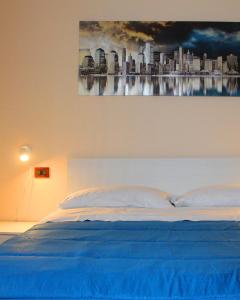 een slaapkamer met een bed met een schilderij aan de muur bij Casa Elvira in Nonantola