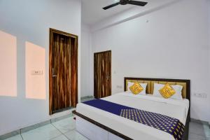 a bedroom with a bed and a window at OYO Flagship Sardarji Hotel And Restaurant in Pushpagiri