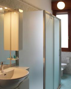een badkamer met een toilet, een wastafel en een douche bij Casa Elvira in Nonantola