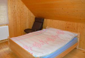 Postel nebo postele na pokoji v ubytování Brunarica Petric - Bela krajina - Komarna vas - Smučišče Gače - Semič + 4 fotografie