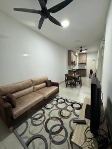 sala de estar con sofá y ventilador de techo en Canopy Hills Residensi Rimbun, en Kajang