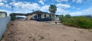 uma casa com uma palmeira em frente em Coastal Living in a Gorgeous House in Moonta Bay em Port Moonta