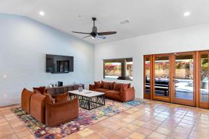 ein Wohnzimmer mit Sofas und einem Tisch in der Unterkunft Blue Waters at Andreas Hills in Palm Springs