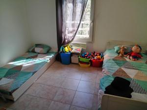 a bedroom with two twin beds and toys in it at Villa Mont D'Or in Manosque