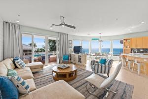 een woonkamer met uitzicht op de oceaan bij Island Paradise #5 in Holmes Beach