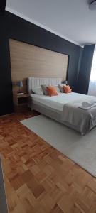 1 dormitorio con 1 cama grande y cabecero en Apartman Minja, en Višegrad