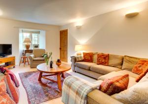 a living room with two couches and a table at Cross House in Saint Issey