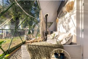 Zahrada ubytování Glamping Escape Prague with Hot Tub and Vysehrad Castle View