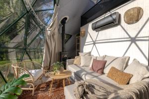Posezení v ubytování Glamping Escape Prague with Hot Tub and Vysehrad Castle View