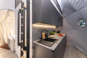 una cucina con lavandino in una stanza minuscola di Glamping escape to the stars under Prague skyline a Praga