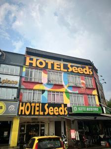 un hôtel avec un panneau de secrets d'hôtel sur un bâtiment dans l'établissement Seeds Hotel Shah Alam Section 7, à Shah Alam