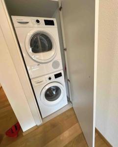 a washer and dryer in a small room at Neubau in Zürich Oerlikon in Zurich