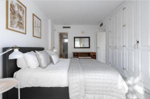 Postel nebo postele na pokoji v ubytování Luxury 3 Bed Townhouse in Puerto Banus Marbella