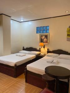 Postel nebo postele na pokoji v ubytování Sugarland Suites