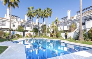 Bazén v ubytování Luxury 3 Bed Townhouse in Puerto Banus Marbella nebo v jeho okolí