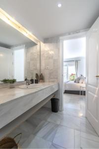 Postel nebo postele na pokoji v ubytování Luxury 3 Bed Townhouse in Puerto Banus Marbella
