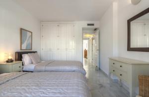 Postel nebo postele na pokoji v ubytování Luxury 3 Bed Townhouse in Puerto Banus Marbella + 37 fotografií