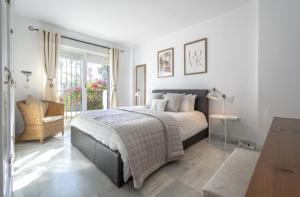 Postel nebo postele na pokoji v ubytování Luxury 3 Bed Townhouse in Puerto Banus Marbella