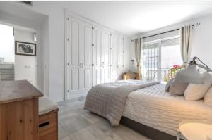 Postel nebo postele na pokoji v ubytování Luxury 3 Bed Townhouse in Puerto Banus Marbella