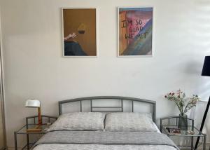 Ένα ή περισσότερα κρεβάτια σε δωμάτιο στο Lulu’s Apartment in the Heart of Prishtina