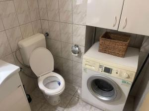 Ένα μπάνιο στο Lulu’s Apartment in the Heart of Prishtina +12 φωτογραφίες