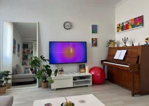 Μια τηλεόραση ή/και κέντρο ψυχαγωγίας στο Lulu’s Apartment in the Heart of Prishtina