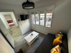 een woonkamer met een bank en een tafel bij Market Martinez de la Riva IV in Madrid