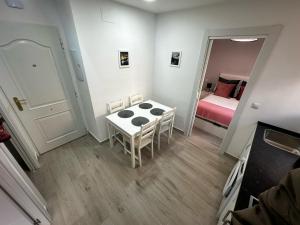 mały pokój ze stołem, krzesłami i łóżkiem w obiekcie Market Martinez de la Riva IV w Madrycie
