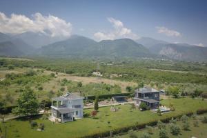 une vue aérienne sur une maison avec des montagnes en arrière-plan dans l'établissement Zeusplace Olympous Riviera Villa 1, à Litochoro