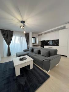 uma sala de estar com um sofá e uma mesa em Sunny Accommodation Suceava 56 em Suceava