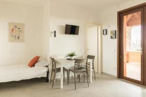 una camera con tavolo e letto e tavolo e sedie di Agriturismo I sentieri del Vino - Lago Lucone a Polpenazze del Garda