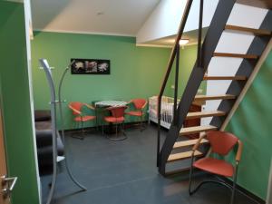 a waiting room with red chairs and a table at Ferienwohnungen Stiehl in Bacharach