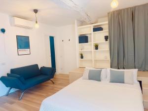 1 dormitorio con 1 cama y 1 silla azul en Modern Loft Rho Fiera Milano, en Rho