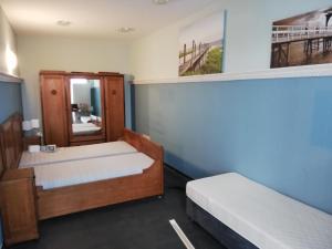 Zimmer mit 2 Betten und einem Spiegel in der Unterkunft Ferienwohnungen Stiehl in Bacharach