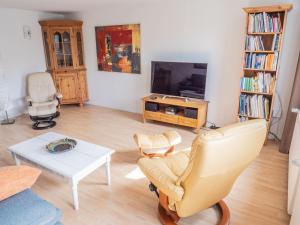 een woonkamer met een bank, een tafel en een tv bij Seeurlaub mit 2er Kajak - ABC203 in Bad Kleinen