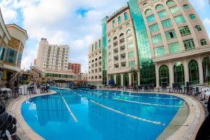 een groot zwembad in een stad met gebouwen bij paradise city stars in Caïro