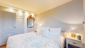 1 dormitorio con cama y espejo en la pared en Inselliebe en Munkmarsch