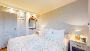 ein Schlafzimmer mit einem Bett und einem Spiegel an der Wand in der Unterkunft Inselliebe in Munkmarsch