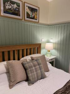una camera da letto con un letto e un tavolo con una lampada di Daffodil Cottage a Cockermouth