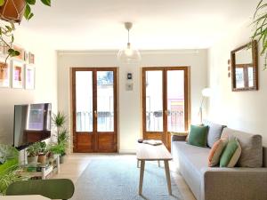 uma sala de estar com um sofá e uma televisão em Charming flat in Bermeo's Old Town- Nardiz em Bermeo