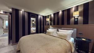 a bedroom with a large bed with black and white stripes at Hafenliebe in Munkmarsch