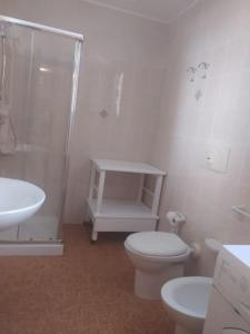 ein Bad mit einem WC, einem Waschbecken und einer Dusche in der Unterkunft Maldive del Salento - Sandalo in Marina di Pescoluse