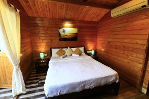 a bedroom with a bed in a wooden room at Sal Riviera in Cavelossim