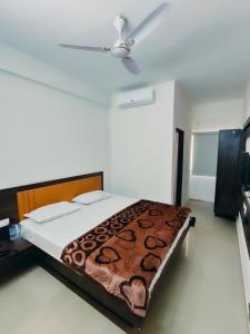 sypialnia z łóżkiem i wentylatorem sufitowym w obiekcie Heritage Palace - Bhuj w mieście Bhuj