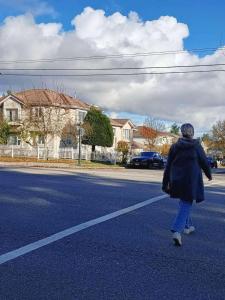 Llt Fraser HomeAway في فانكوفر: امرأة تمشي في الشارع