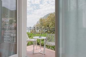 uma vista a partir de uma varanda com uma mesa e uma cadeira em Fiordarancio Room Rental em Monterosso al Mare