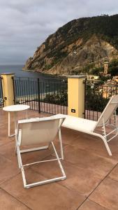 eine Bank und ein Tisch auf einem Balkon mit Aussicht in der Unterkunft Fiordarancio Room Rental in Monterosso al Mare