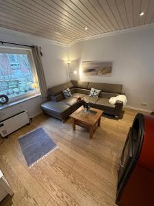 a living room with a couch and a coffee table at Ferienhaus Lönnehus in Fehmarn