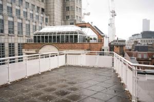 widok na balkon w mieście z budynkami w obiekcie 1BD Modern City Oasis: Near London Attractions w Londynie